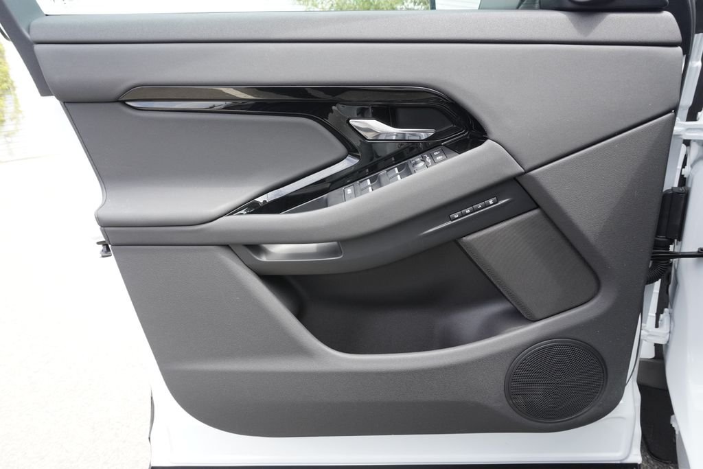 New 2026 Fuji White Land Rover Hoxton Edition image 17