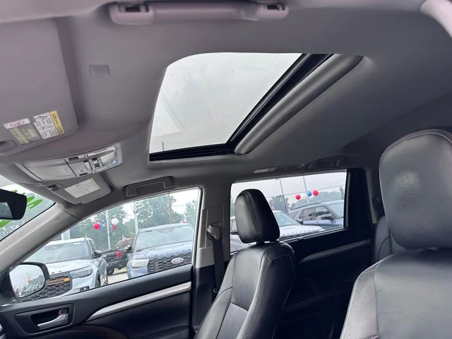 Used 2018 Silver Toyota XLE image 14