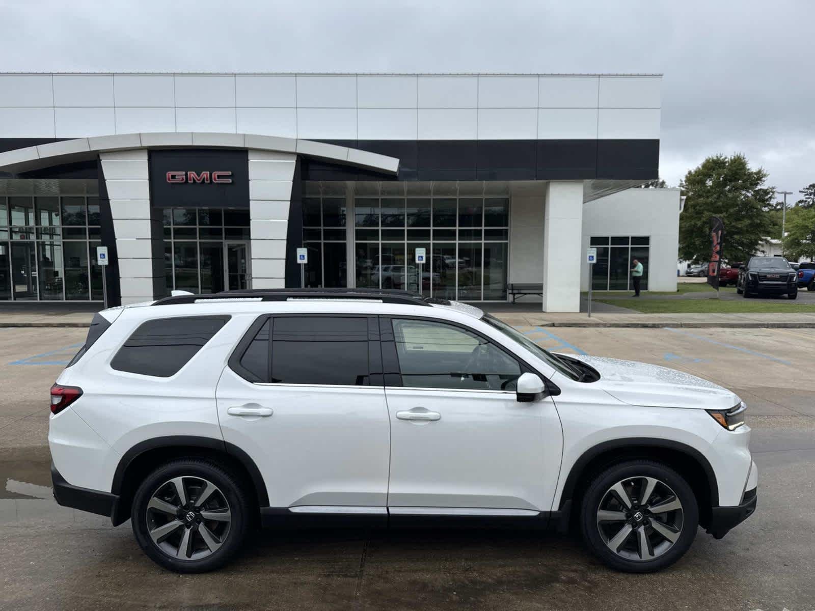 2023 Honda Pilot Touring 2WD's photo