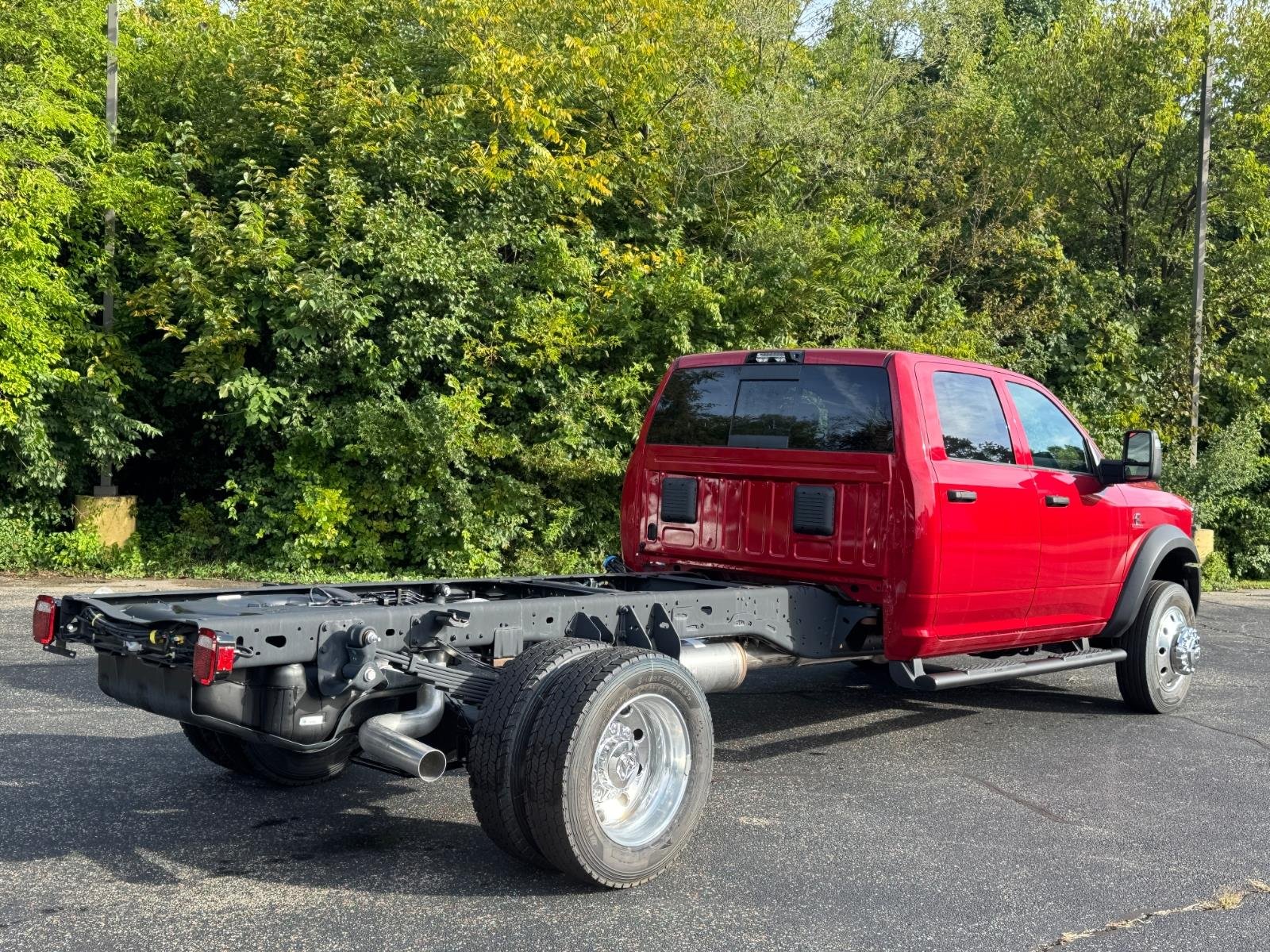 New 2026 Molten Red Pearl-Coat Exterior Paint RAM Tradesman/Big Horn image 4