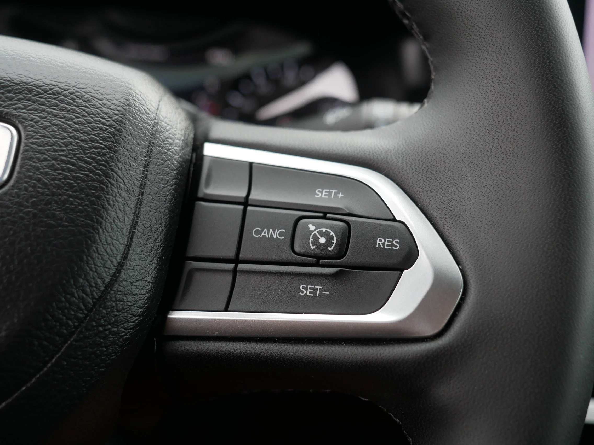 Used 2025 Silver Zynith Metallic Clearcoat Jeep Latitude image 29