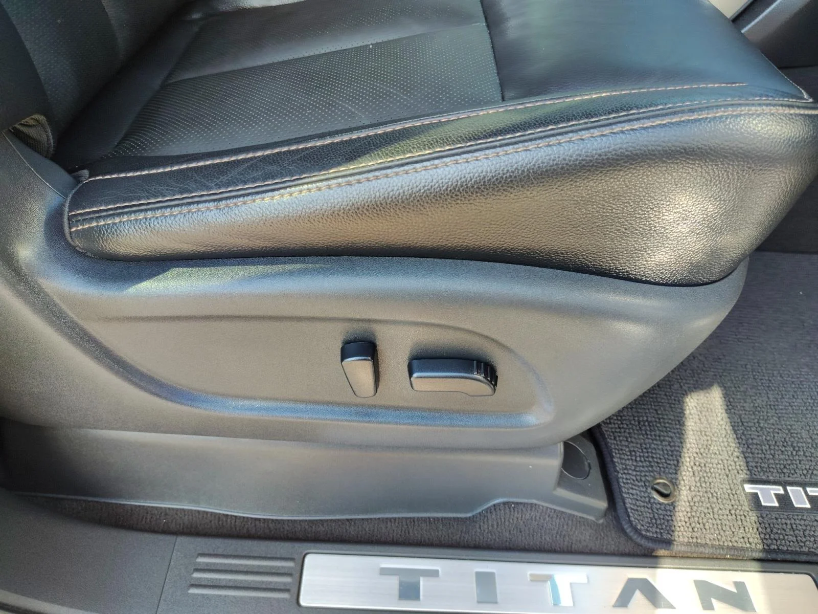 Used 2017 Gray Nissan SL image 30
