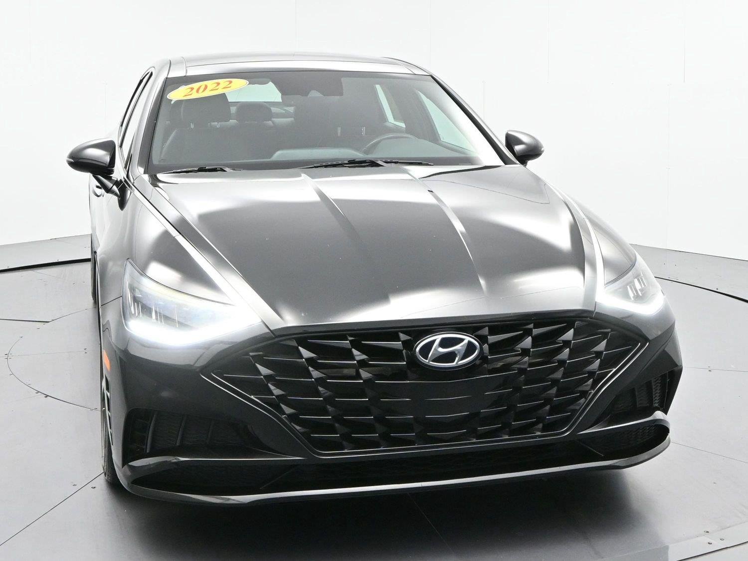 Used 2022 Phantom Black Hyundai SEL Plus image 2