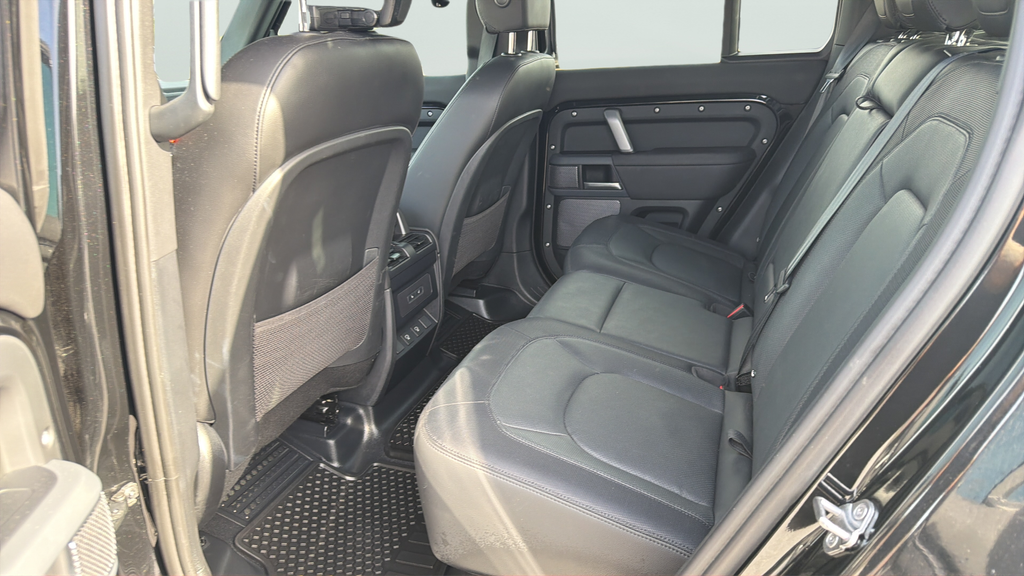 Used 2024 Black Land Rover X-Dynamic SE image 18