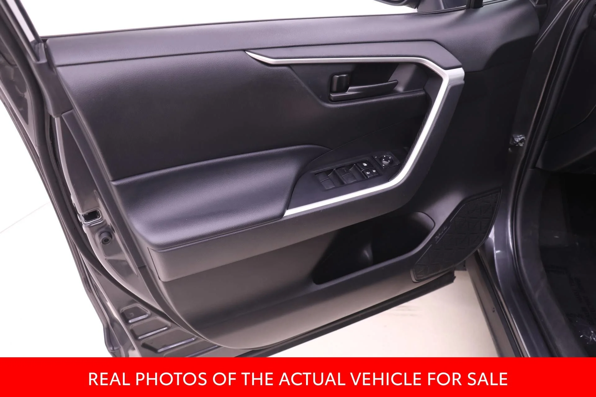 2023 Toyota RAV4 LE - Photo 10