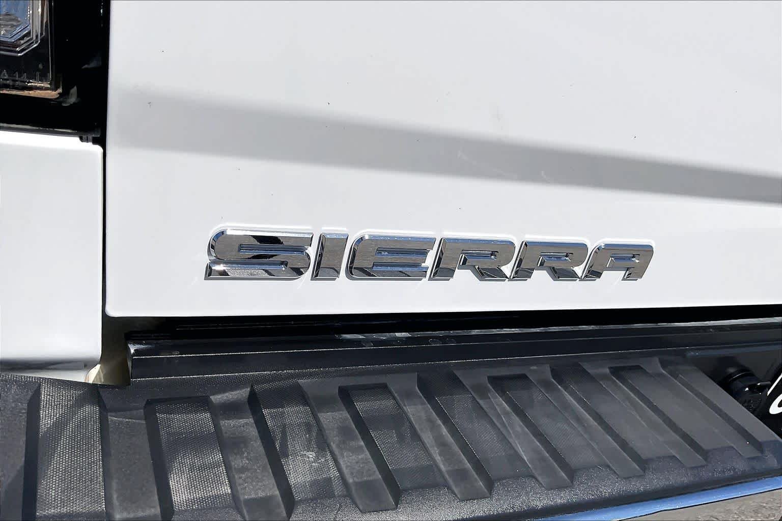 Used 2018 Summit White GMC SLT image 10