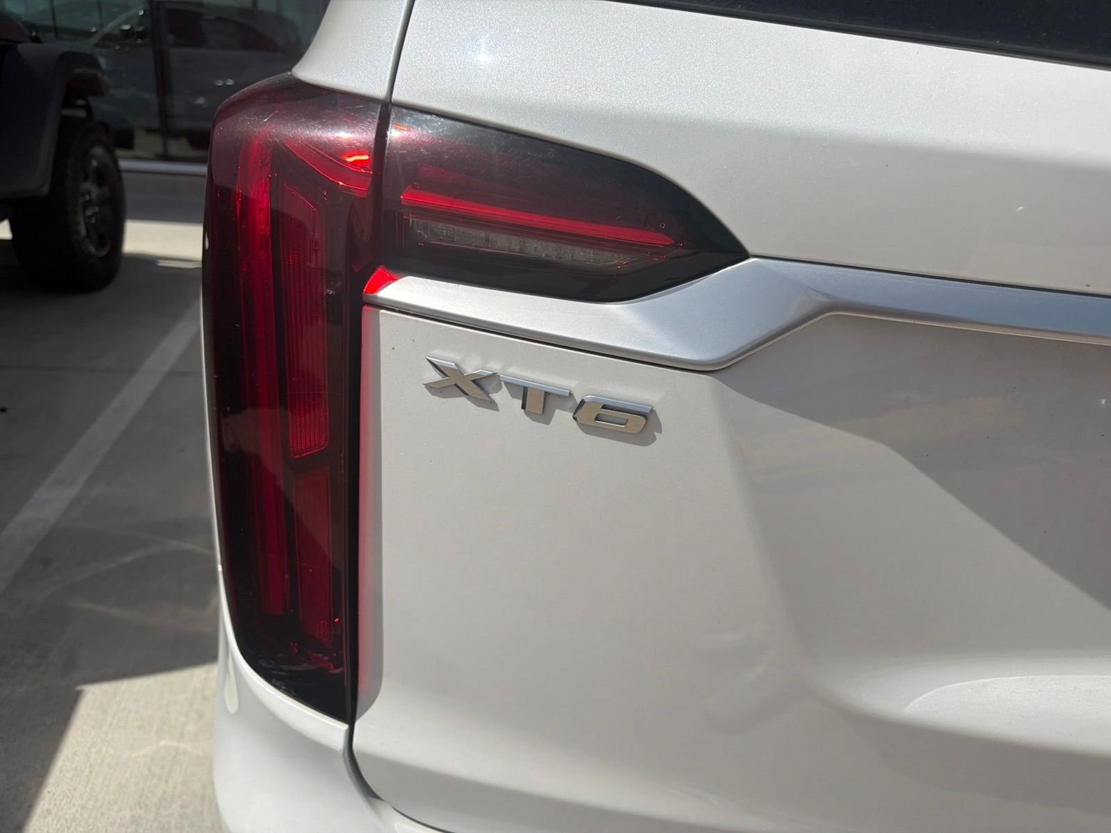 Used 2020 Crystal White Tricoat Cadillac Premium Luxury image 8