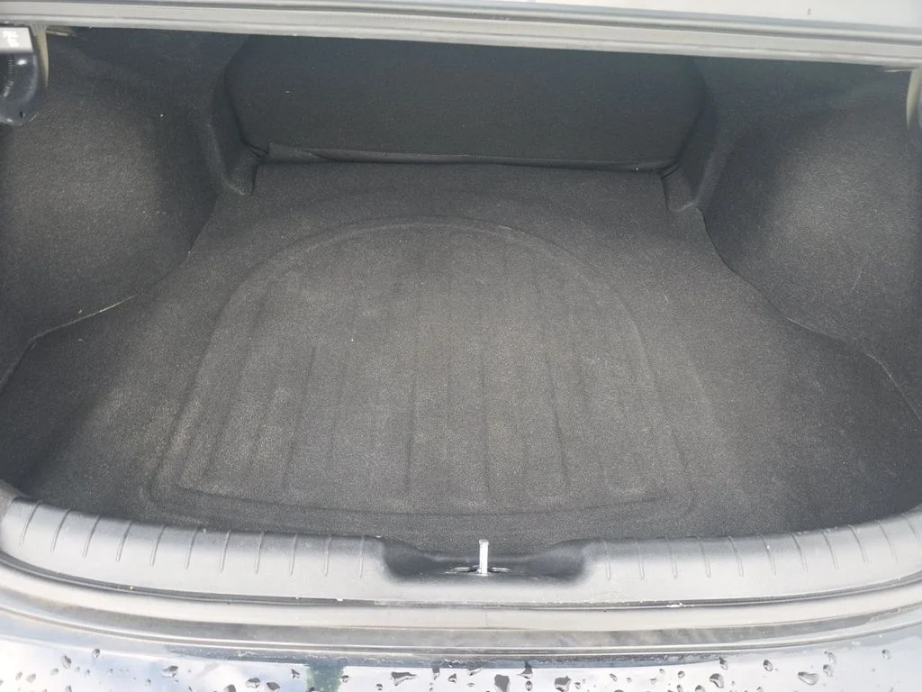 Used 2023 Black Hyundai SE image 9