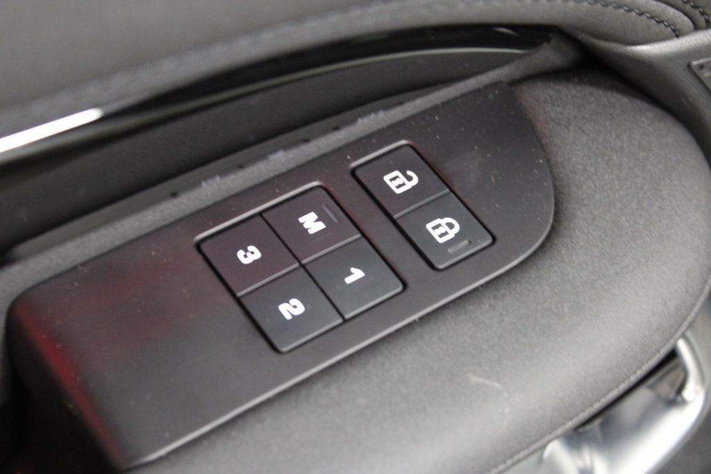 Used 2025 White Land Rover S image 18