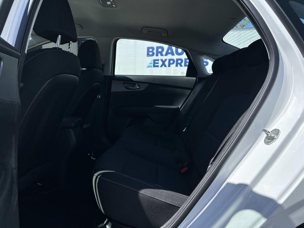 Used 2021 White Kia LXS image 12