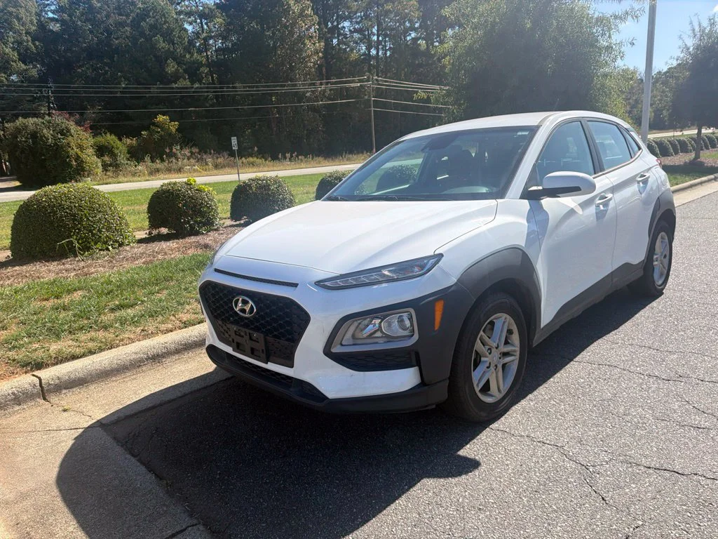 Used 2021 White Hyundai SE image 5