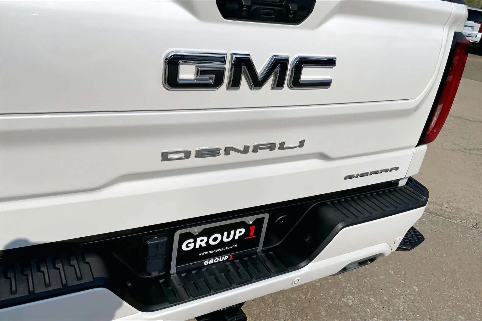 Used 2024 White Frost Tricoat GMC Denali Ultimate image 30