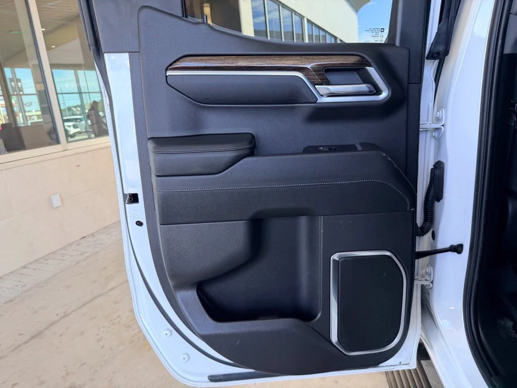 Used 2023 White GMC Elevation image 27