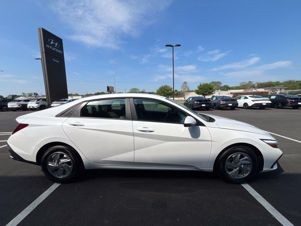 New 2026 White Hyundai SE image 5