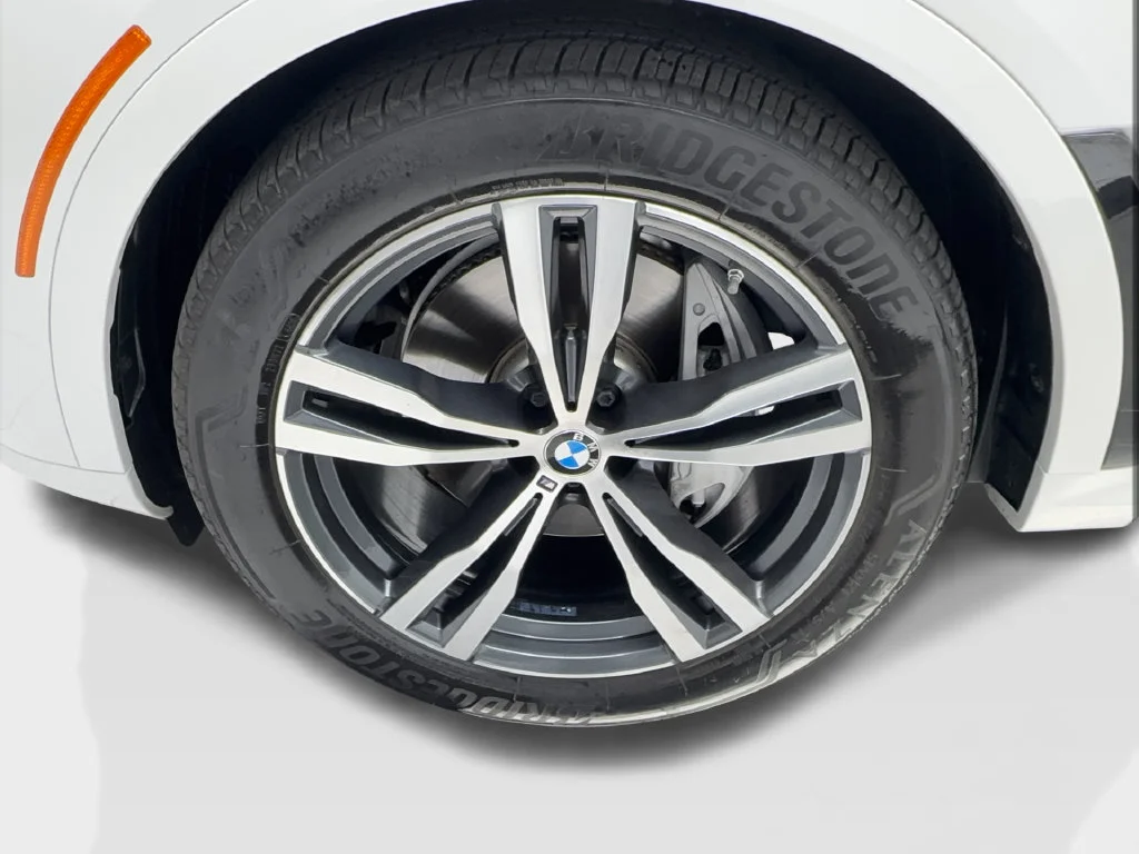 Used 2024 White BMW xDrive40i image 16