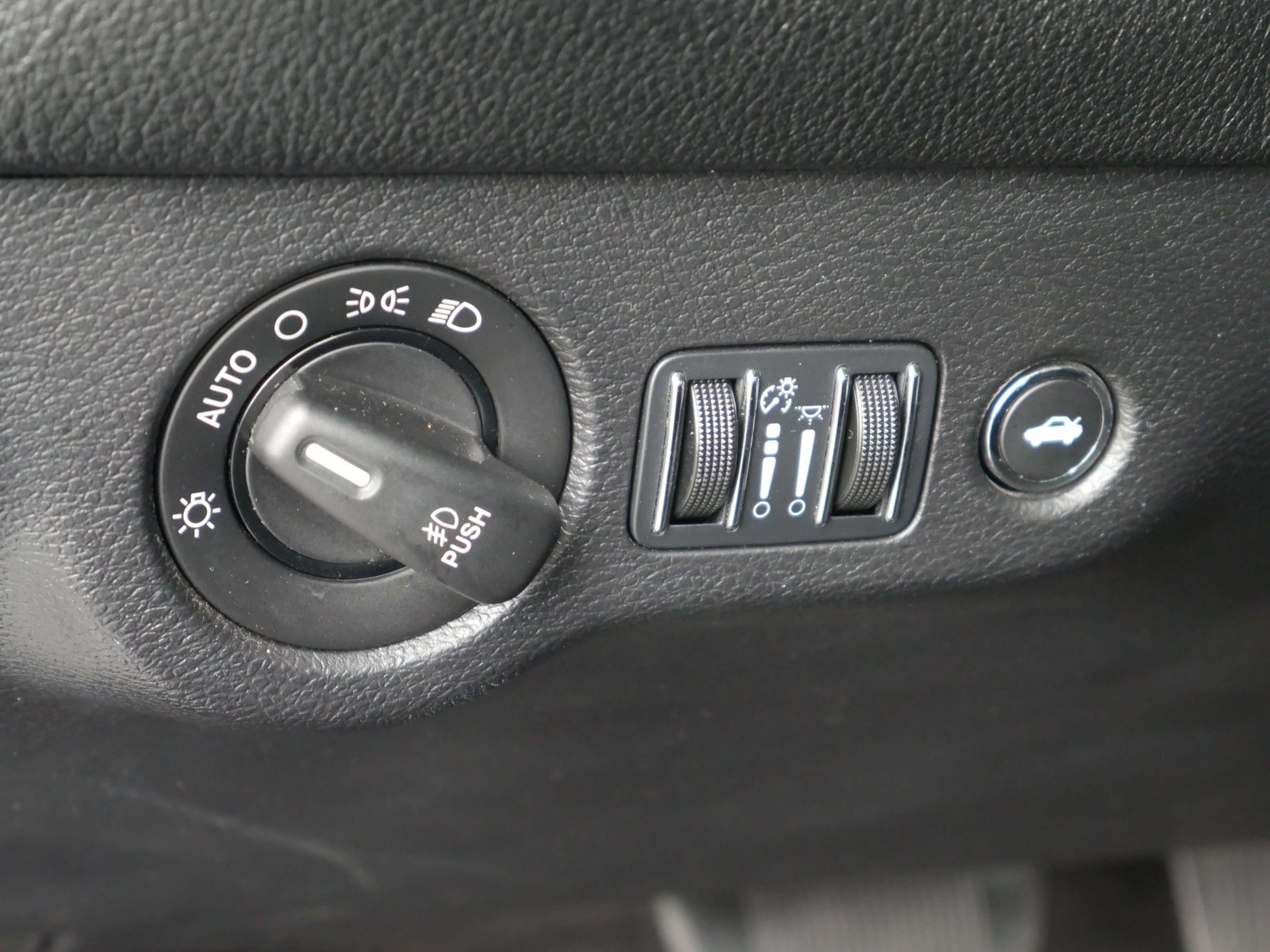 Used 2015 Granite Crystal Clearcoat Metallic Dodge R/T Plus image 6