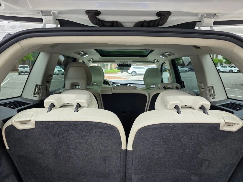 Used 2019 White Volvo T5 Momentum image 37