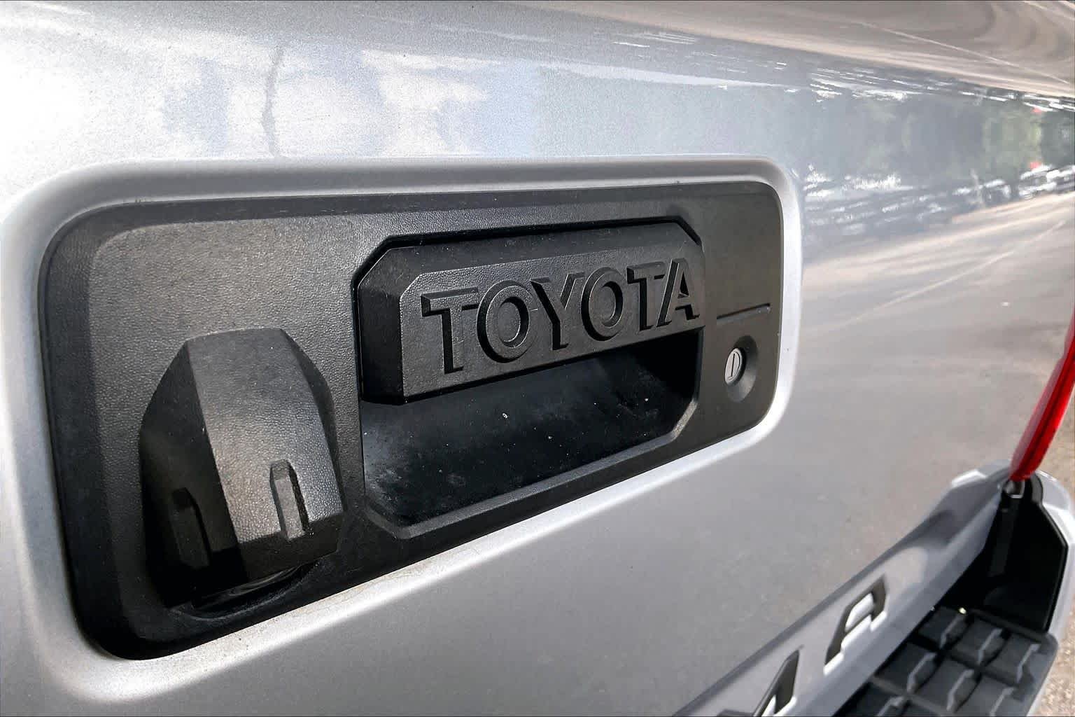 Used 2018 Silver Sky Metallic Toyota SR image 31