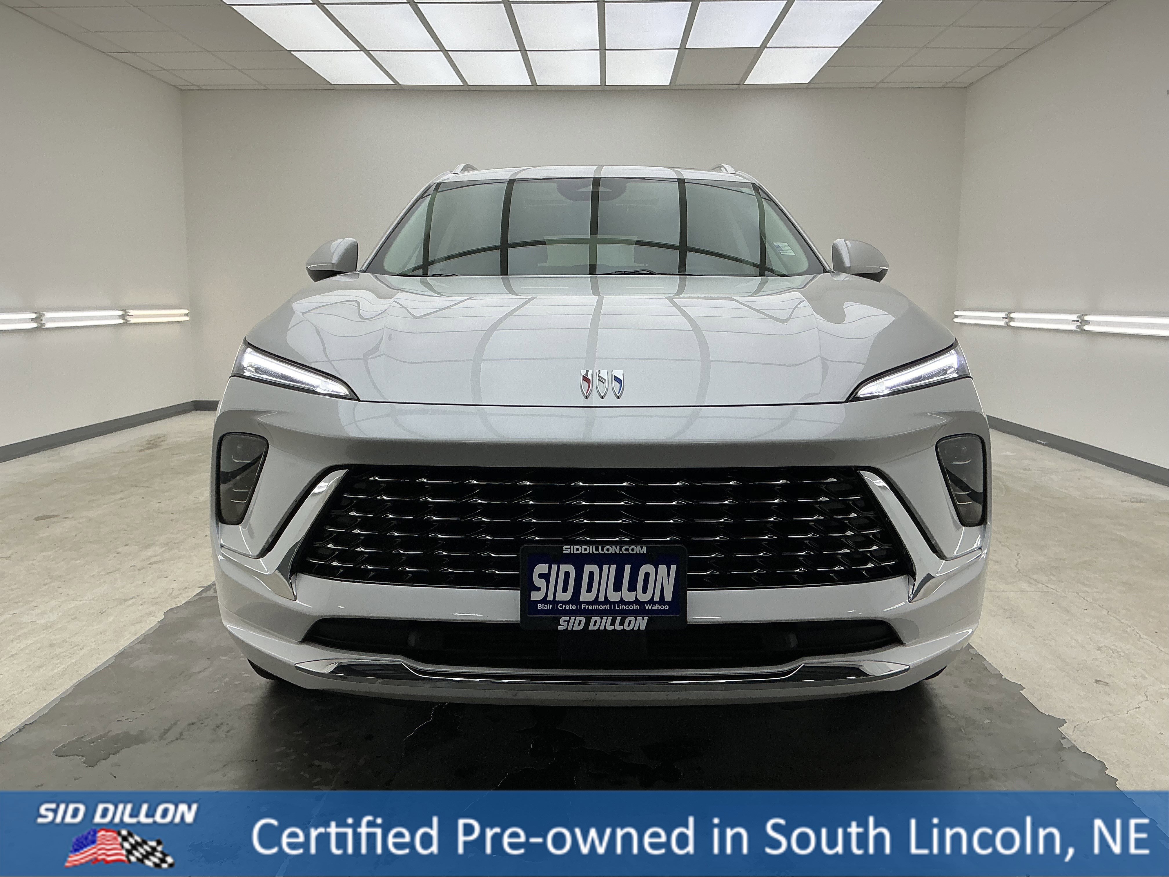 Certified Used 2025 White Frost Tricoat Buick Avenir image 2