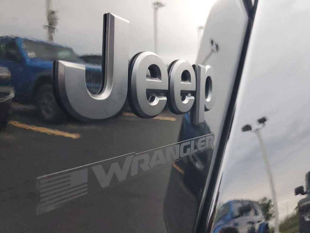 New 2026 Black Clear-Coat Exterior Paint Jeep Sahara image 6