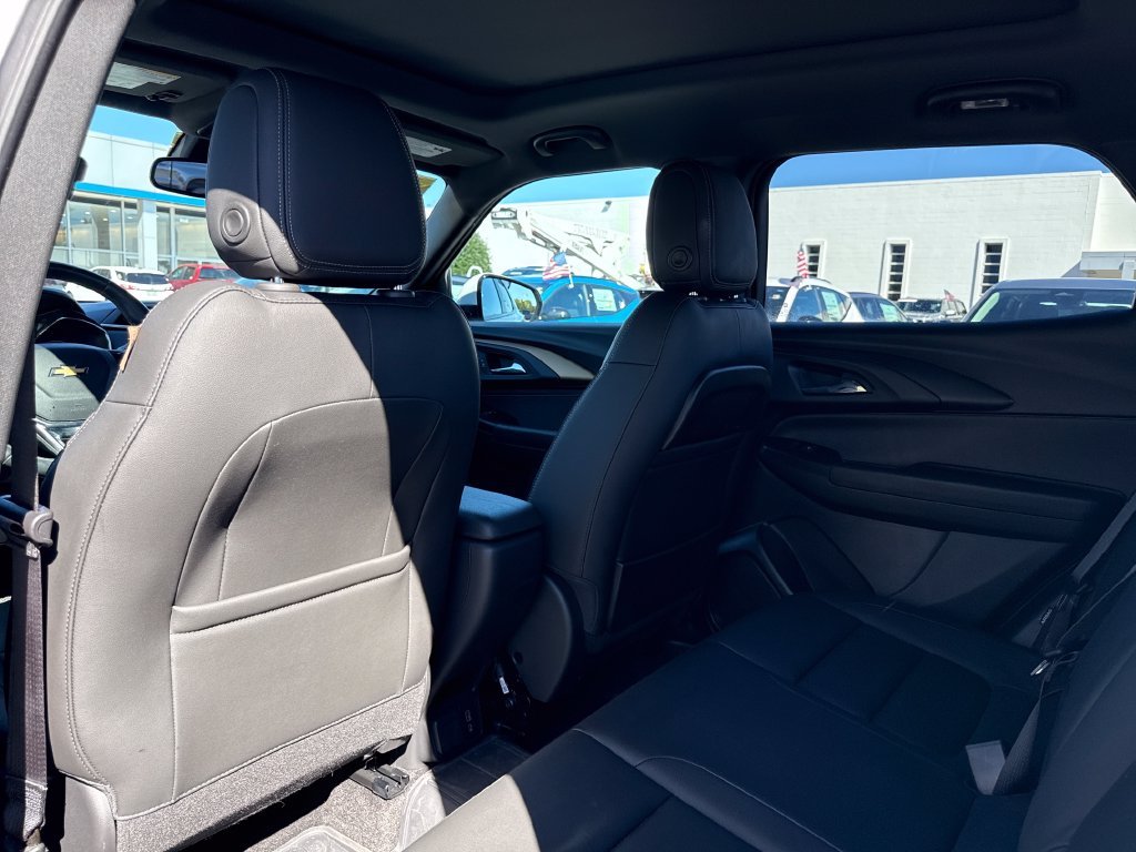 Used 2023 Pearl Chevrolet ACTIV image 21