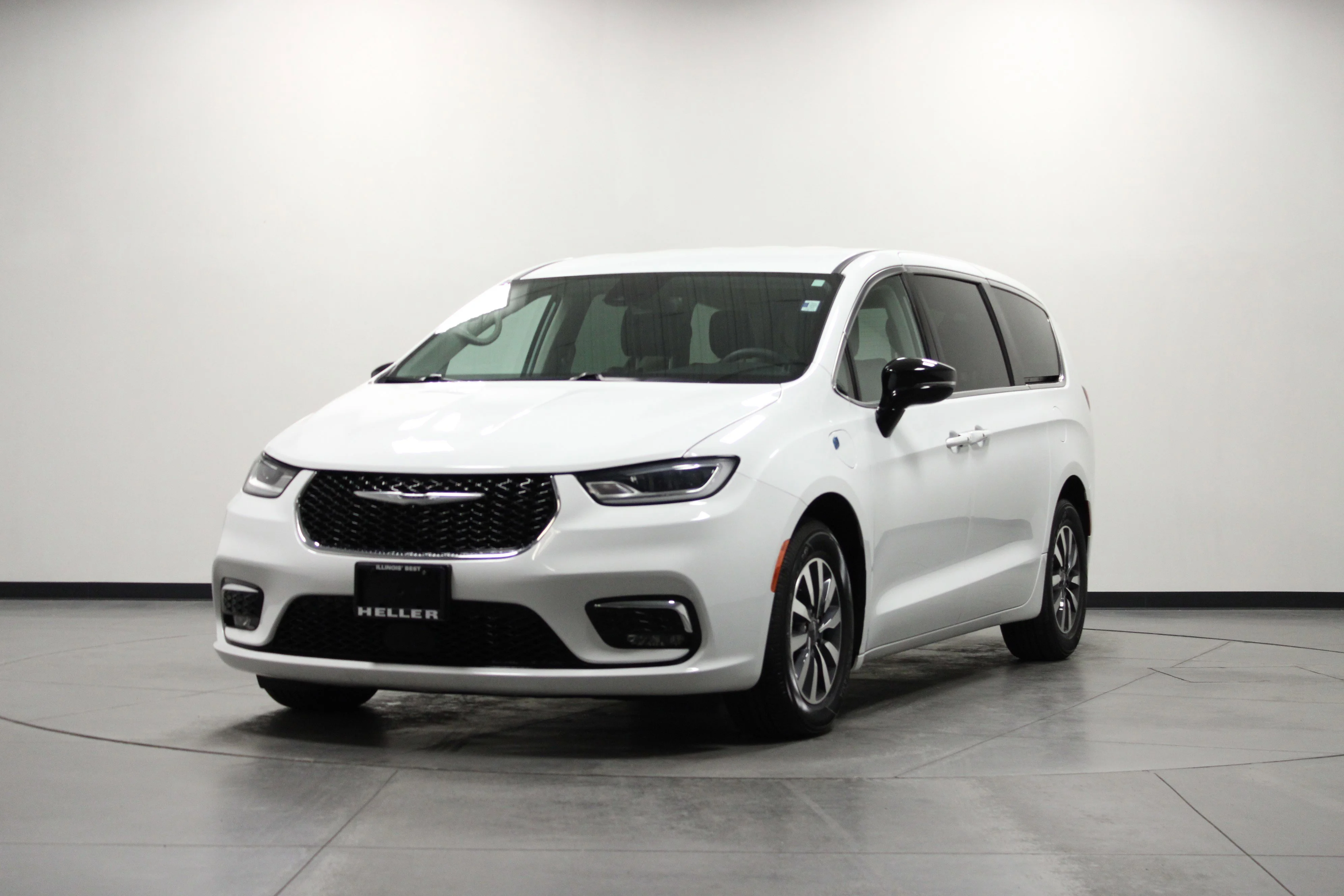 Used 2024 Bright White Clearcoat Chrysler Select image 8
