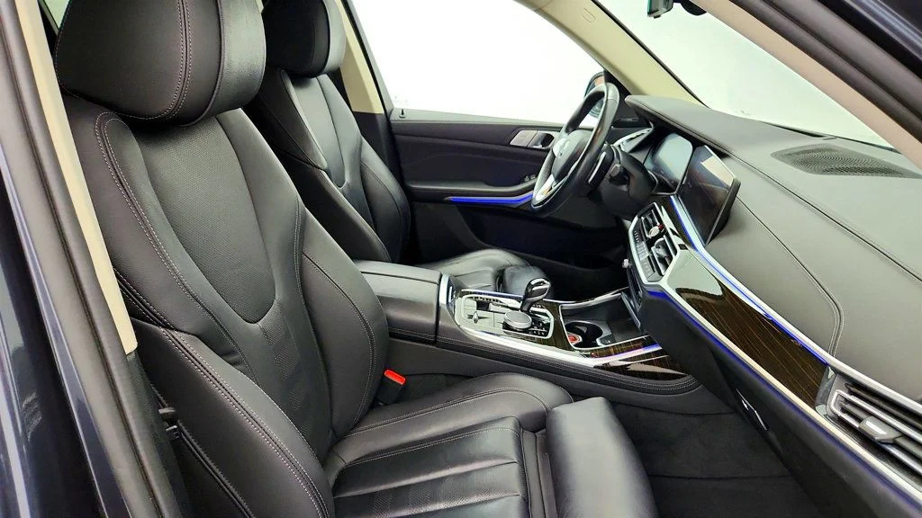 Used 2021 Arctic Grey Metallic BMW xDrive40i SAV w/ Premium, Parking Assistance & Cold Weather Pkgs image 25