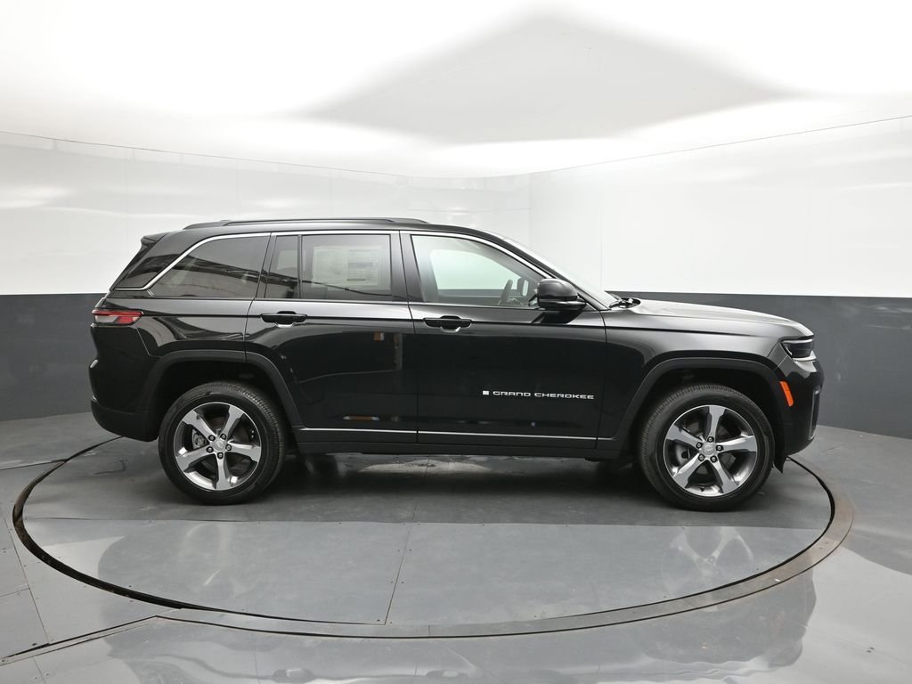 New 2026 Diamond Black Crystal Pearl-Coat Exterior Paint Jeep Limited image 26