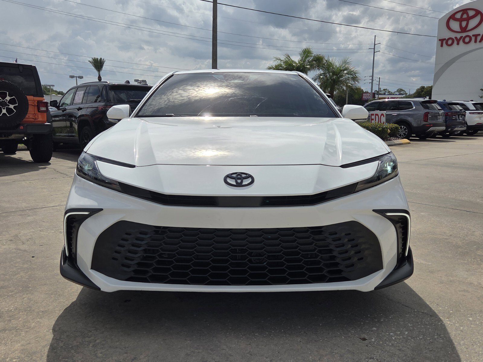 Used 2025 Ice Cap Toyota SE image 1