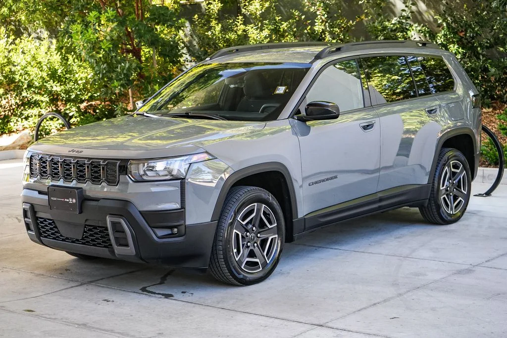 New 2026 Sting-Gray Clearcoat Jeep Laredo image 3