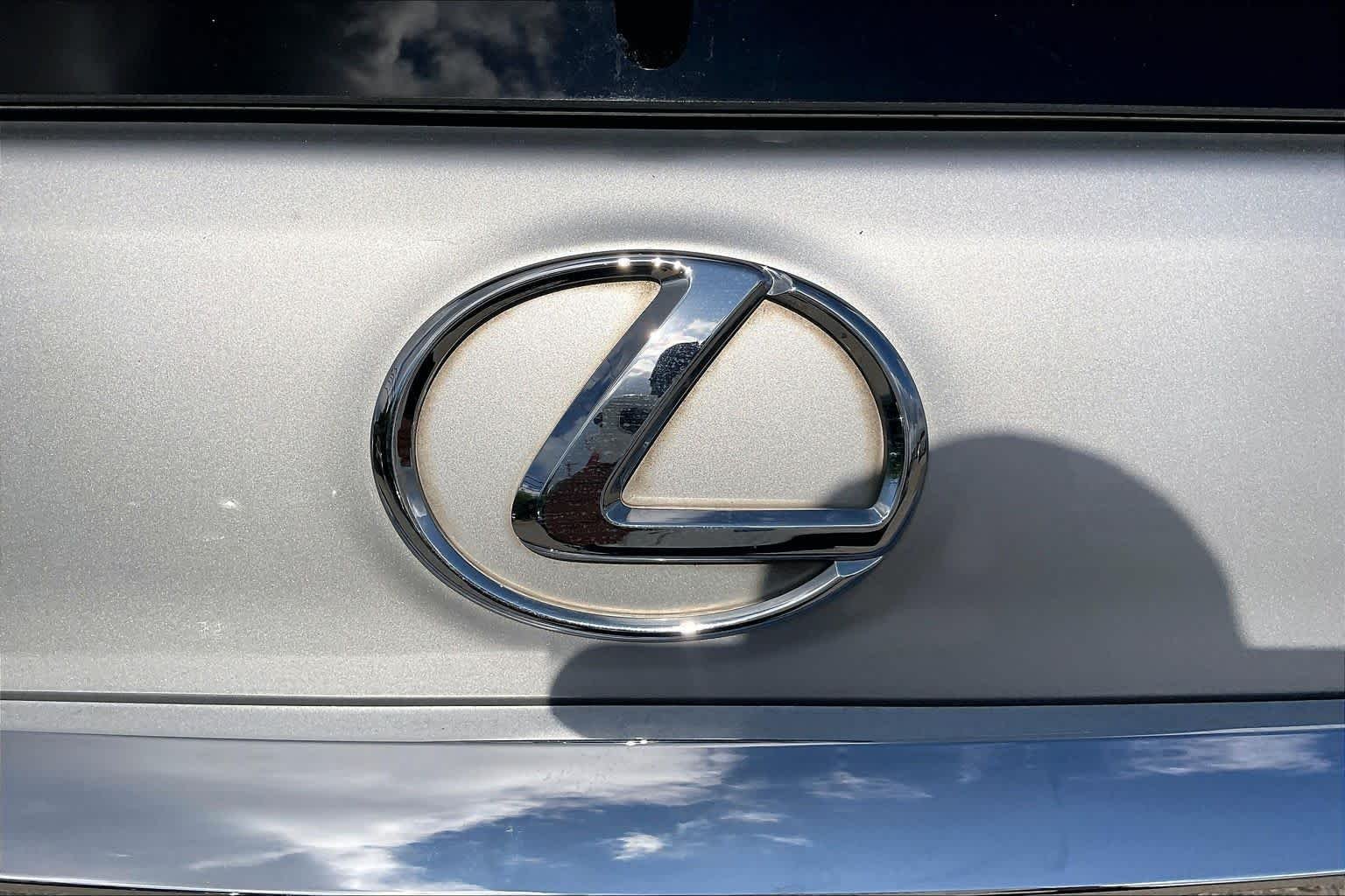 Used 2018 Silver Lining Metallic Lexus Premium image 30
