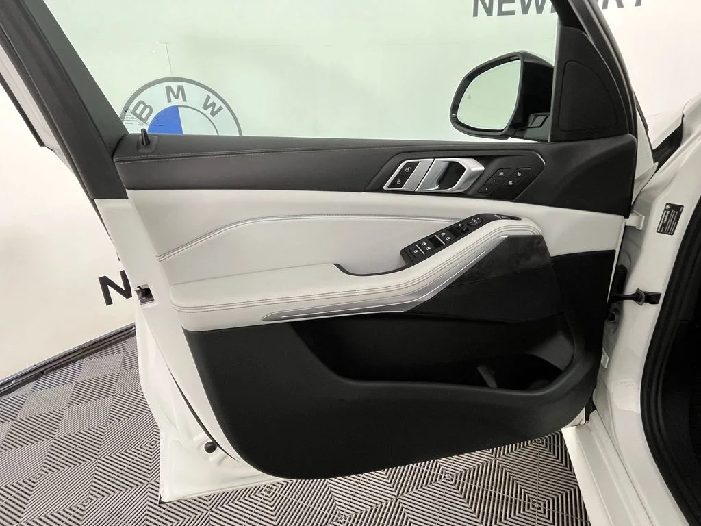 Used 2024 White BMW xDrive40i image 28