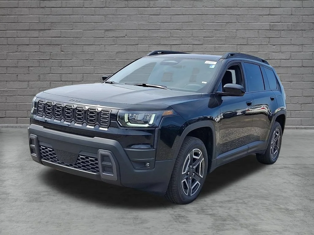 New 2026 Diamond Black Crystal Pearlcoat Jeep Laredo image 4