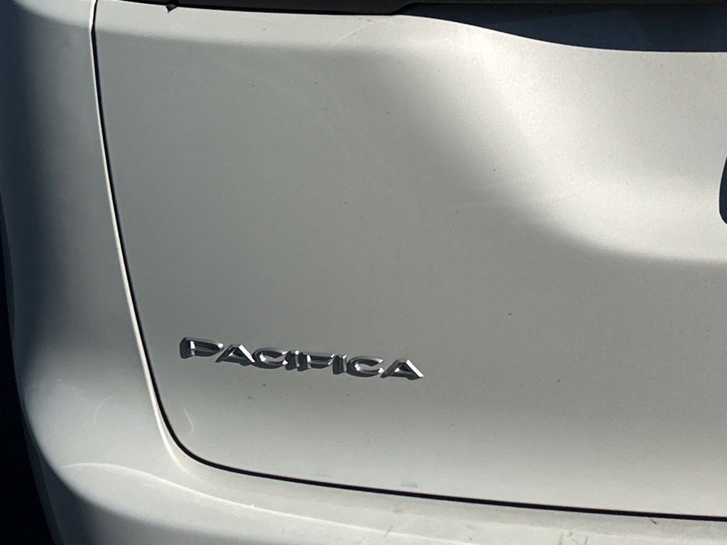 Used 2021 Luxury White Pearlcoat Chrysler Limited image 9