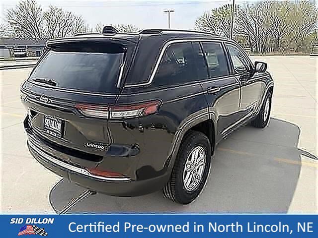 Used 2023 Diamond Black Crystal Pearlcoat Jeep Laredo image 8