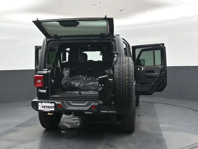 New 2026 Black Clear-Coat Exterior Paint Jeep 85th Anniversary Edition image 50