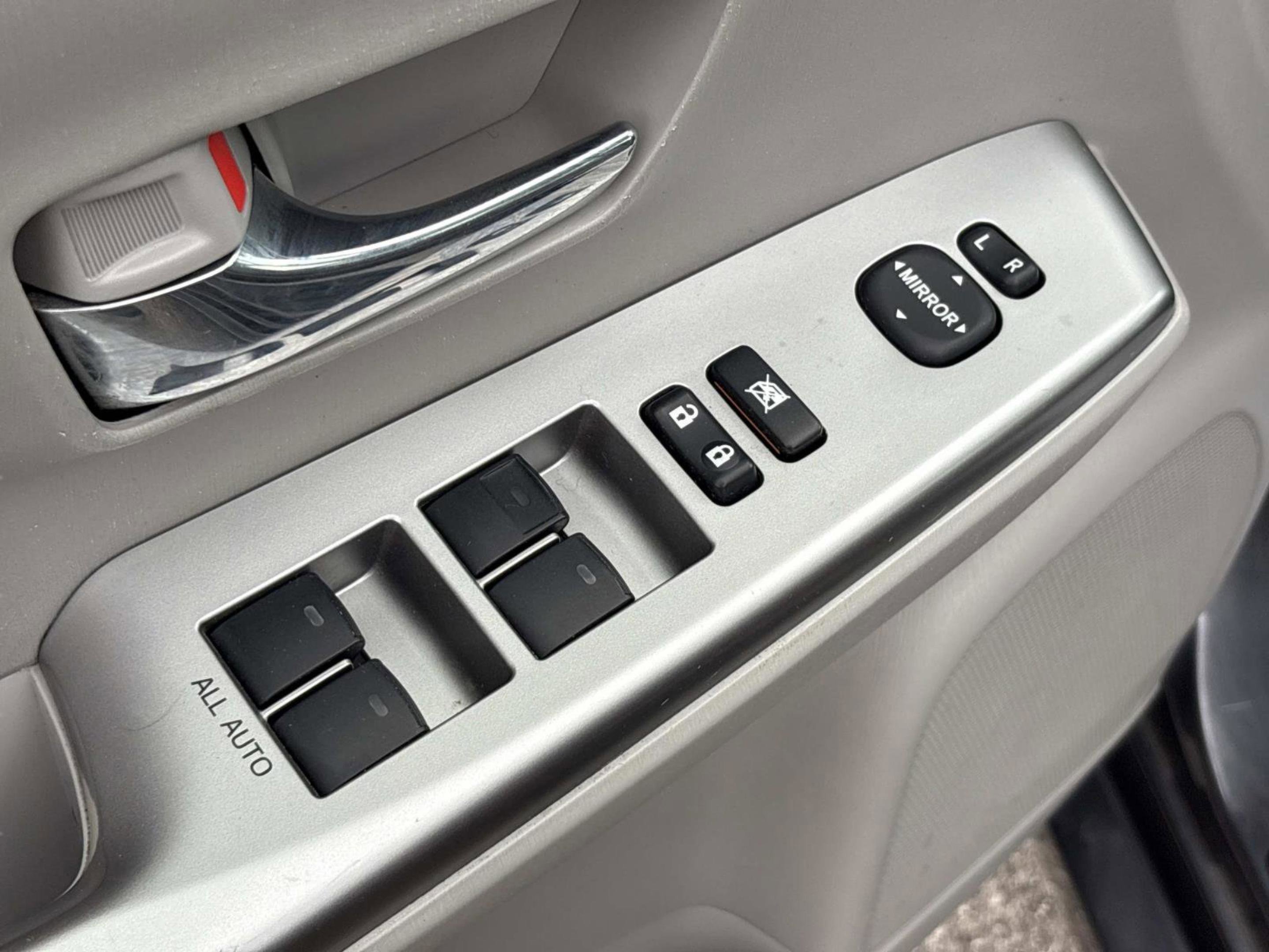 2016 Toyota Prius v Five - Photo 25