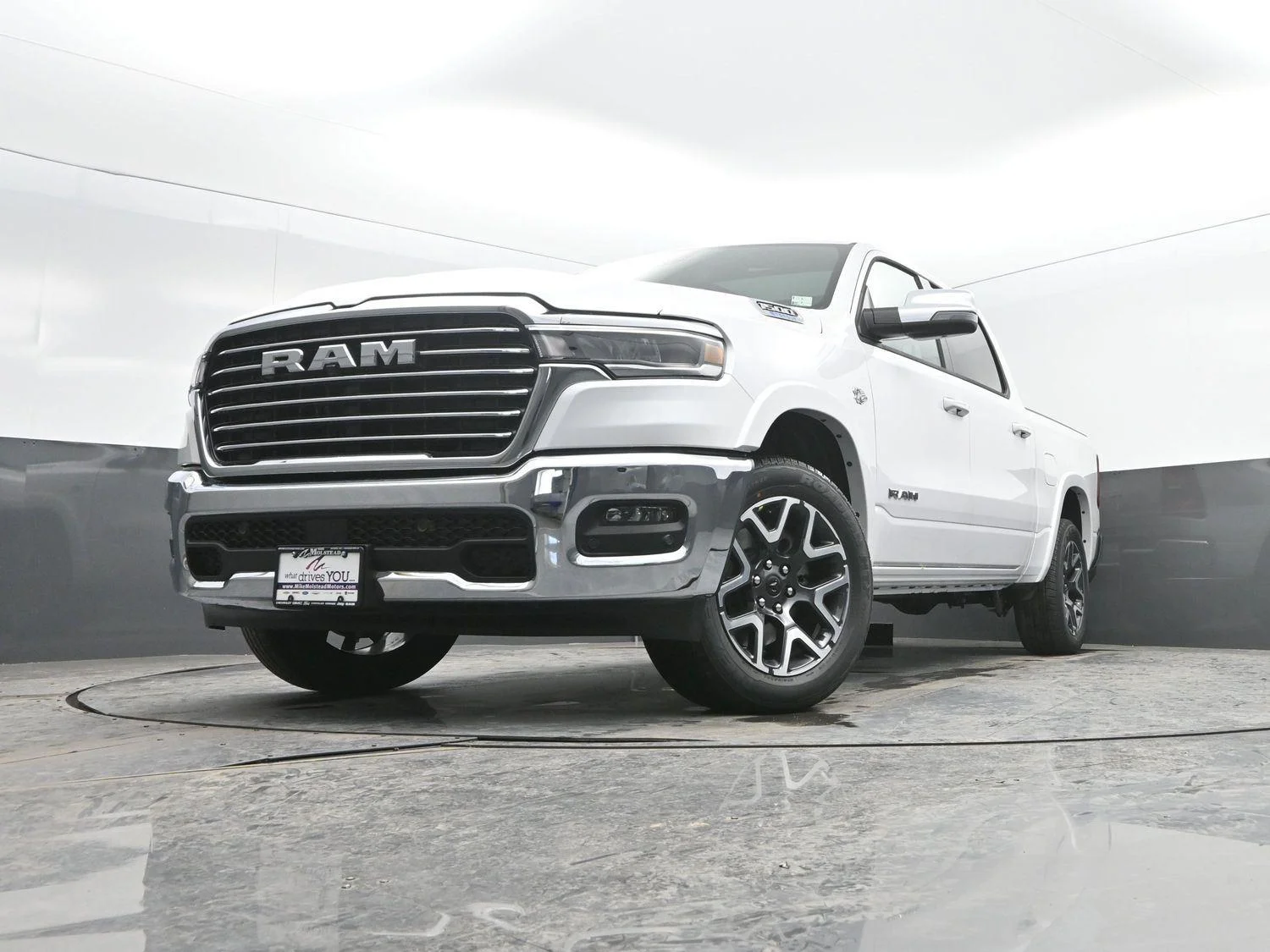 New 2026 Ivory White Tri-Coat Pearl-Coat Exterior Paint RAM Laramie image 49