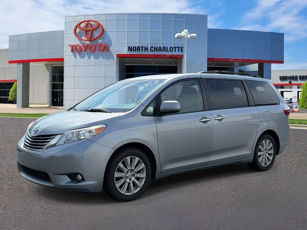 Used 2015 Silver Toyota XLE image 3