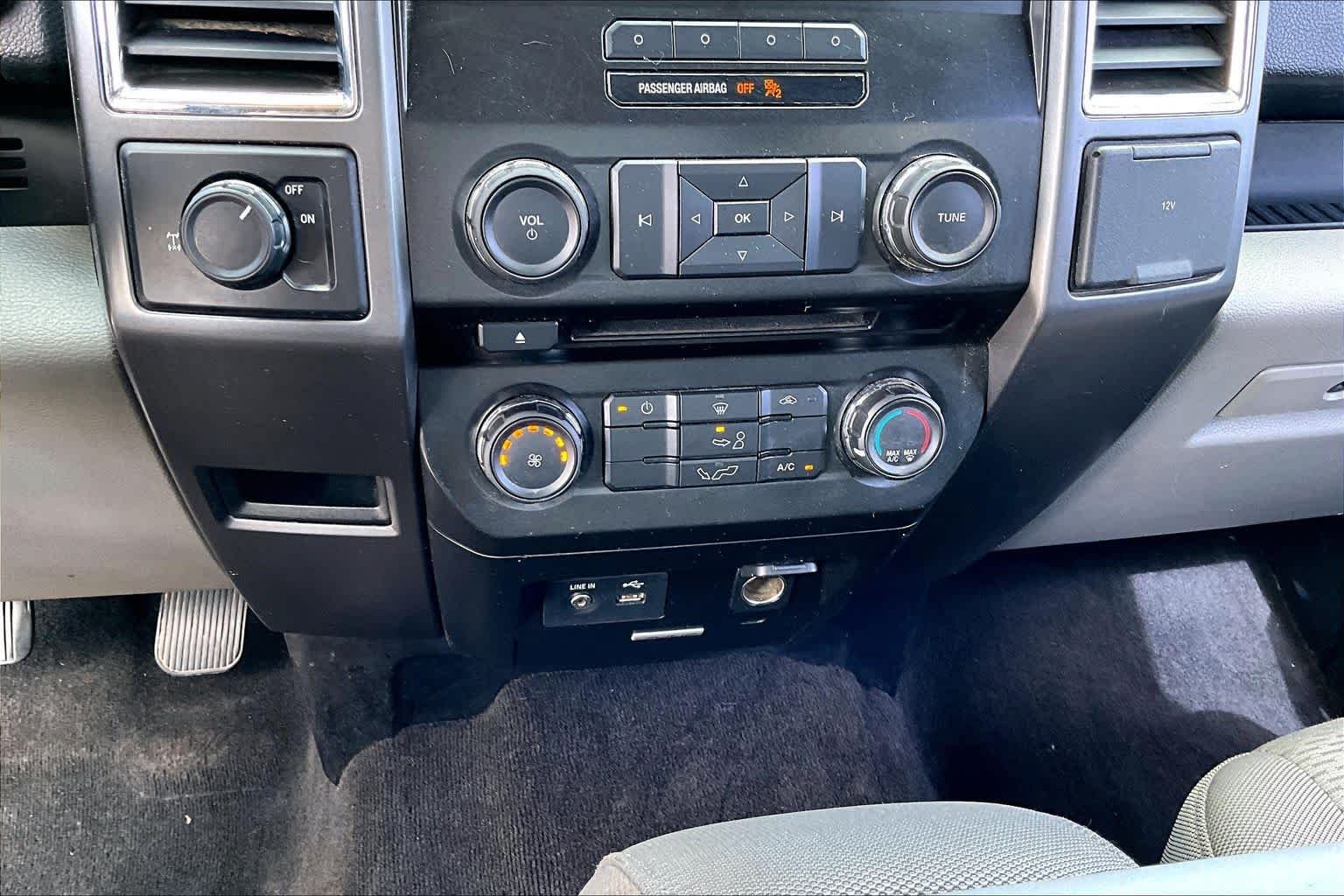 Used 2015 Oxford White Ford XLT image 30