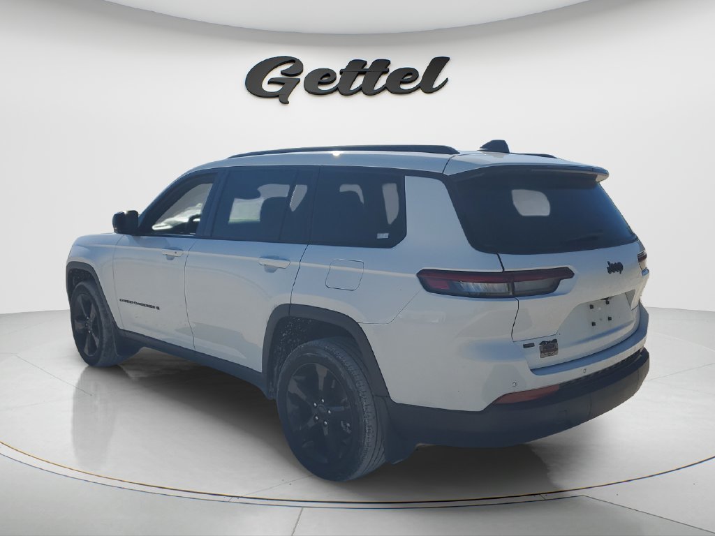 Used 2022 White Jeep Altitude image 7