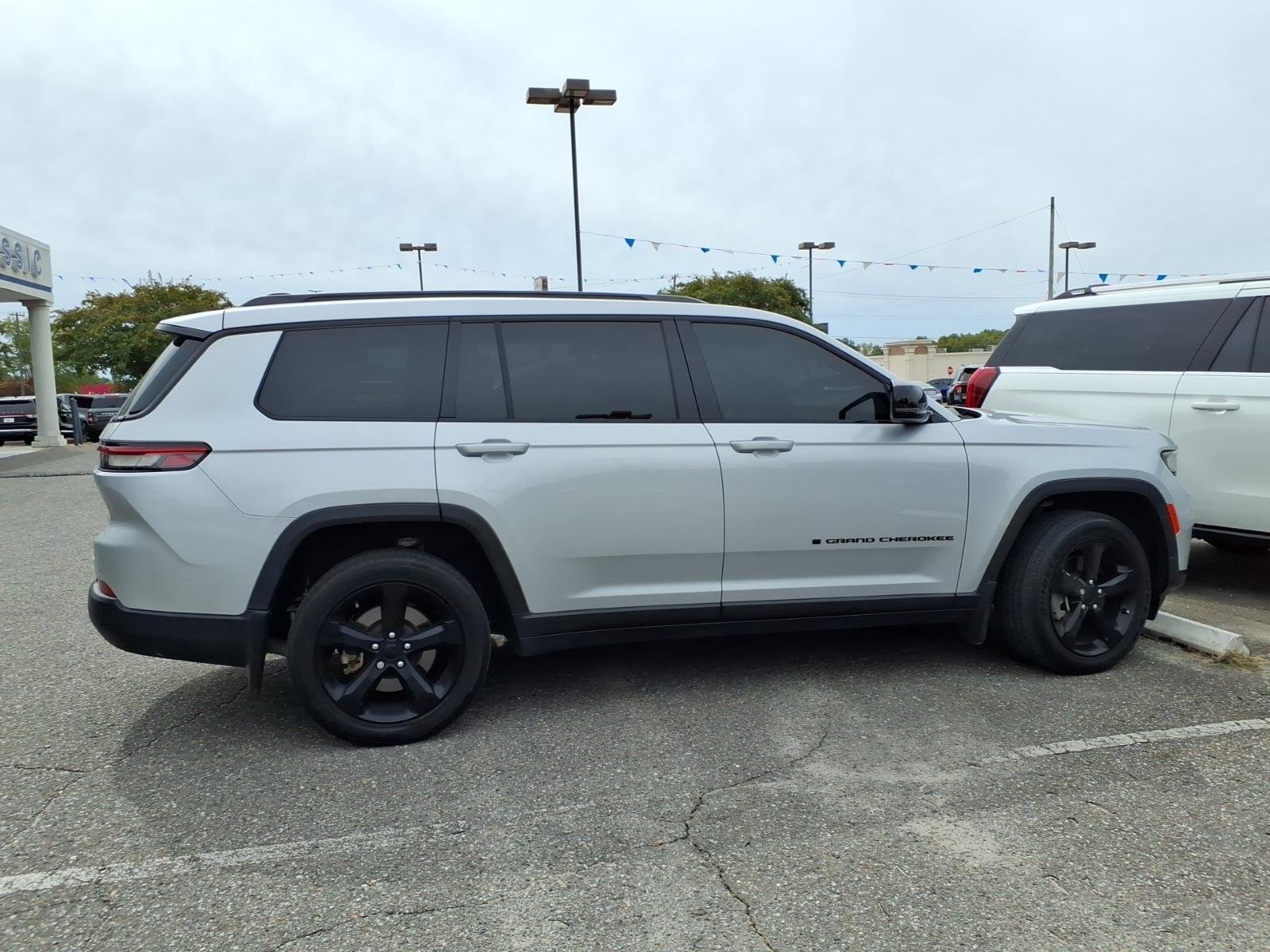 Used 2023 Silver Zynith Jeep Altitude image 2