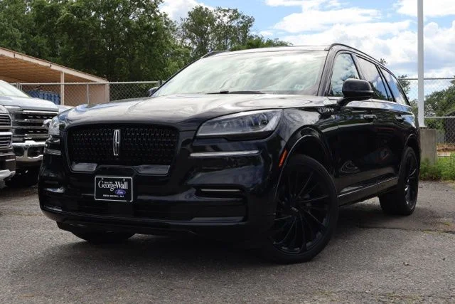 Used 2023 Black Metallic Lincoln Reserve image 2