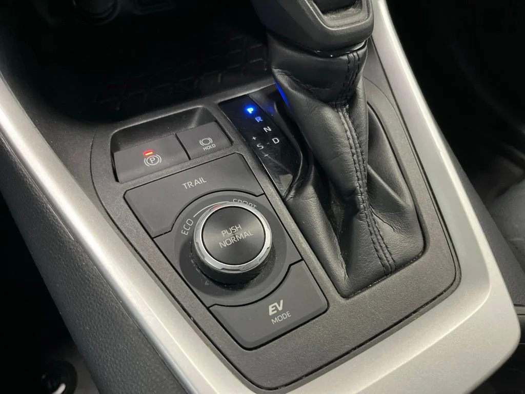 Used 2021  Toyota XLE image 15