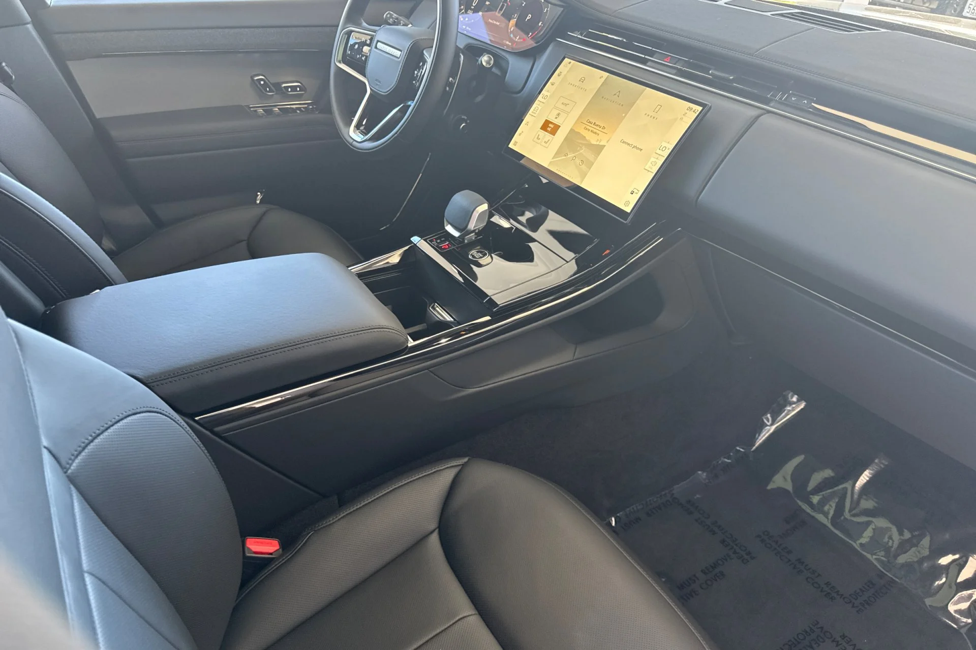 New 2026 Santorini Black Land Rover SE image 18