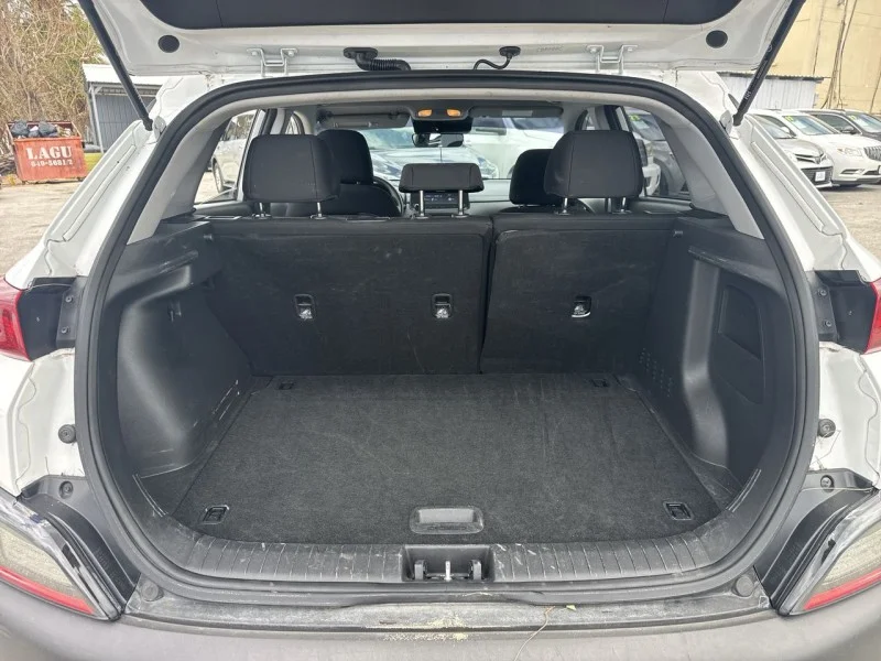 Used 2022 White Hyundai SE image 14