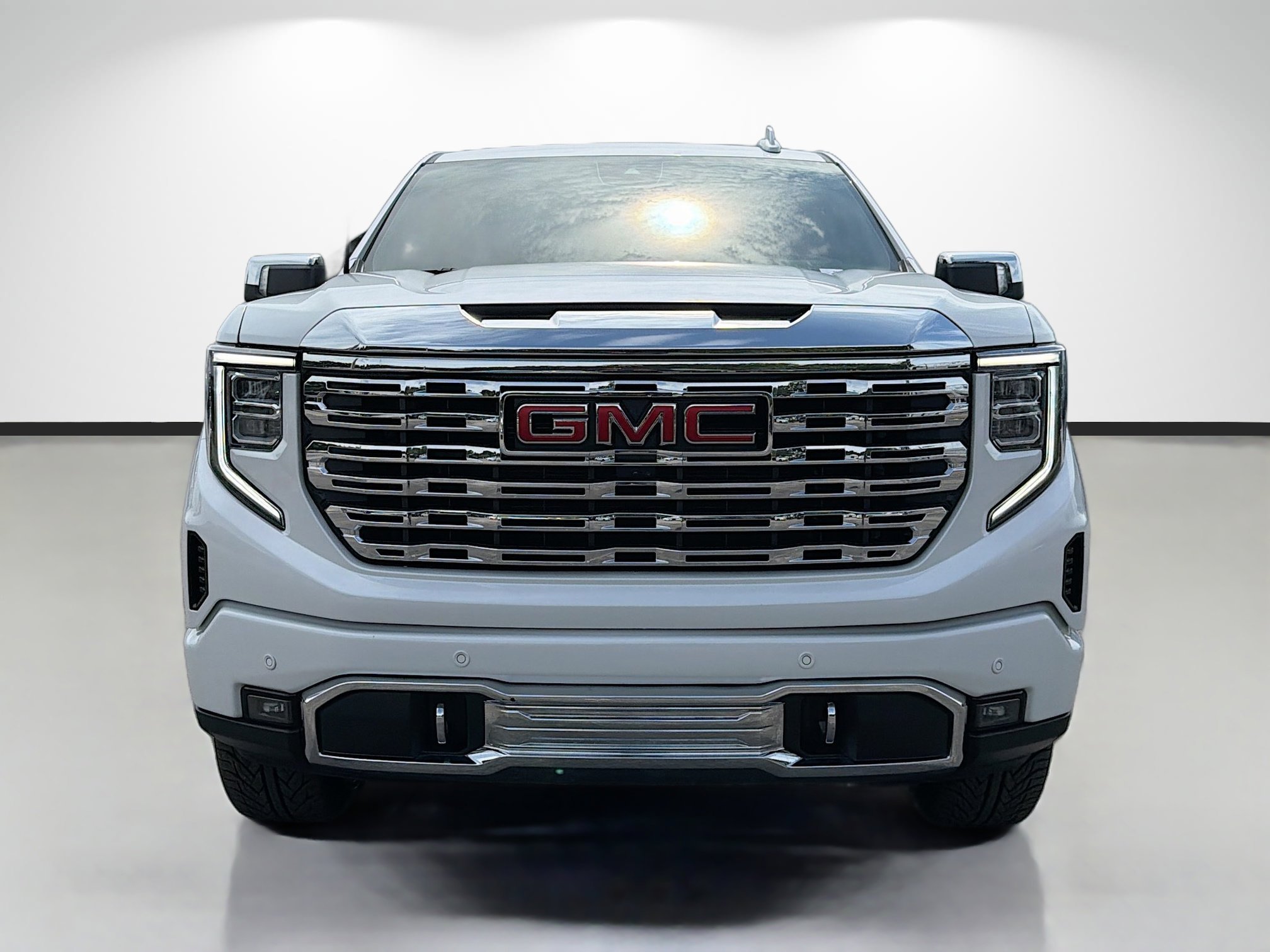 Used 2025 White Frost Tricoat GMC Denali image 8