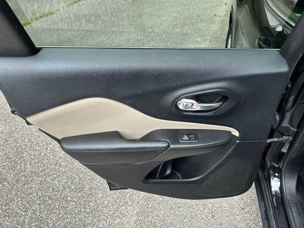 Used 2016 Black Jeep Latitude image 25