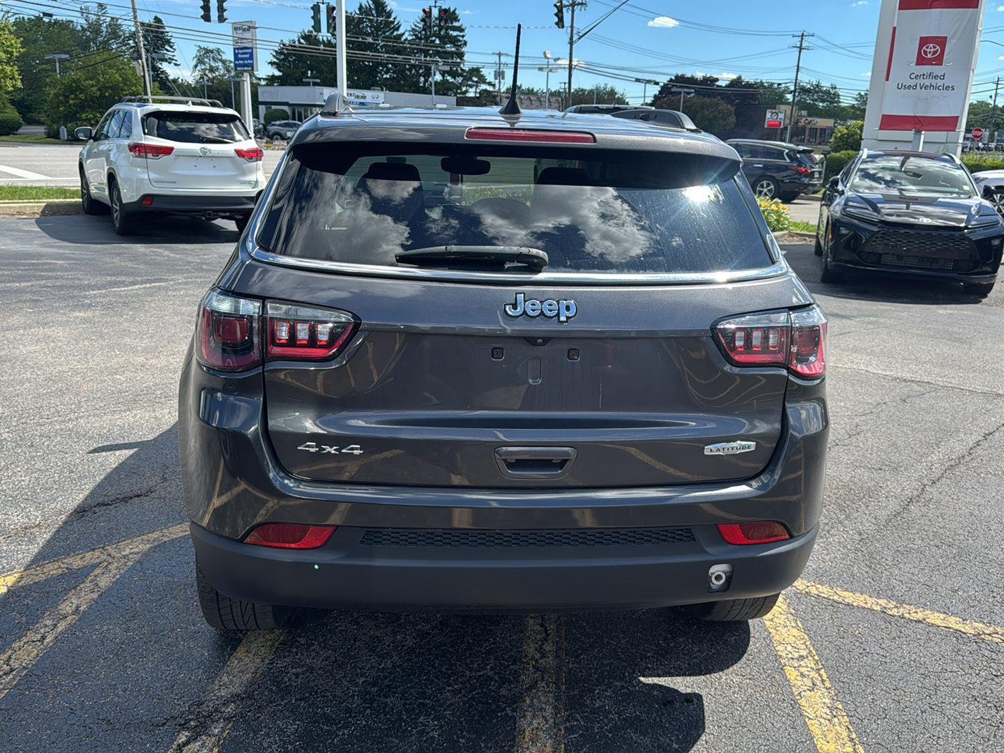 Used 2022 Granite Crystal Metallic Clearcoat Jeep Latitude image 5