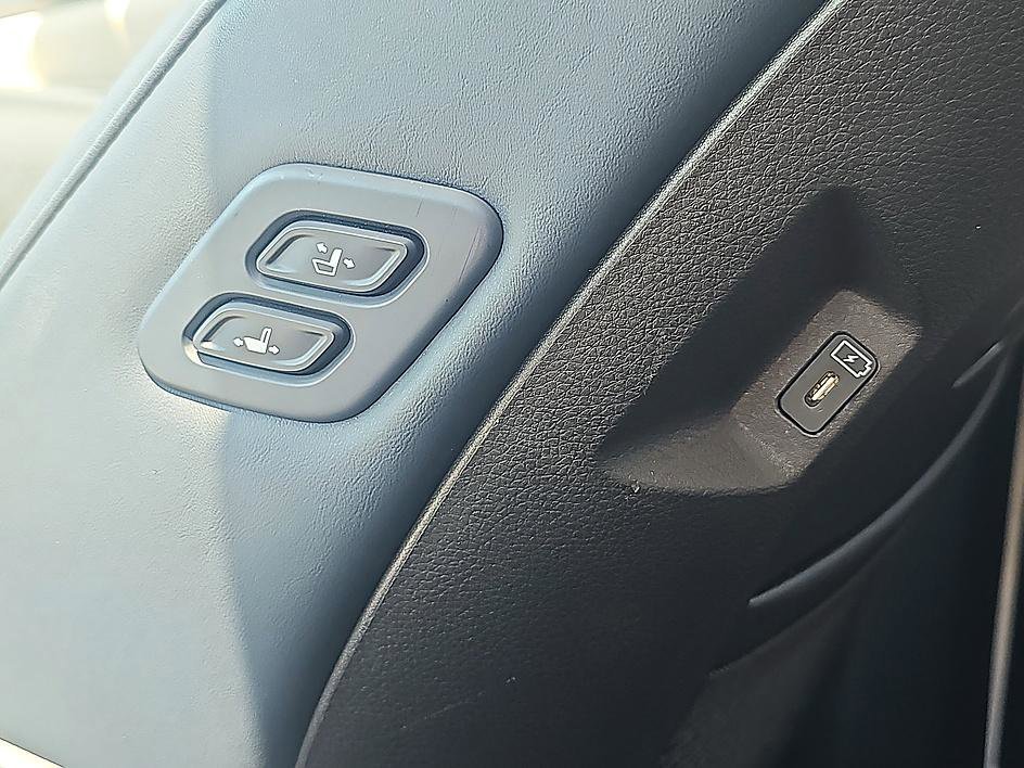 Used 2025 Snow White Pearl Kia SX image 17